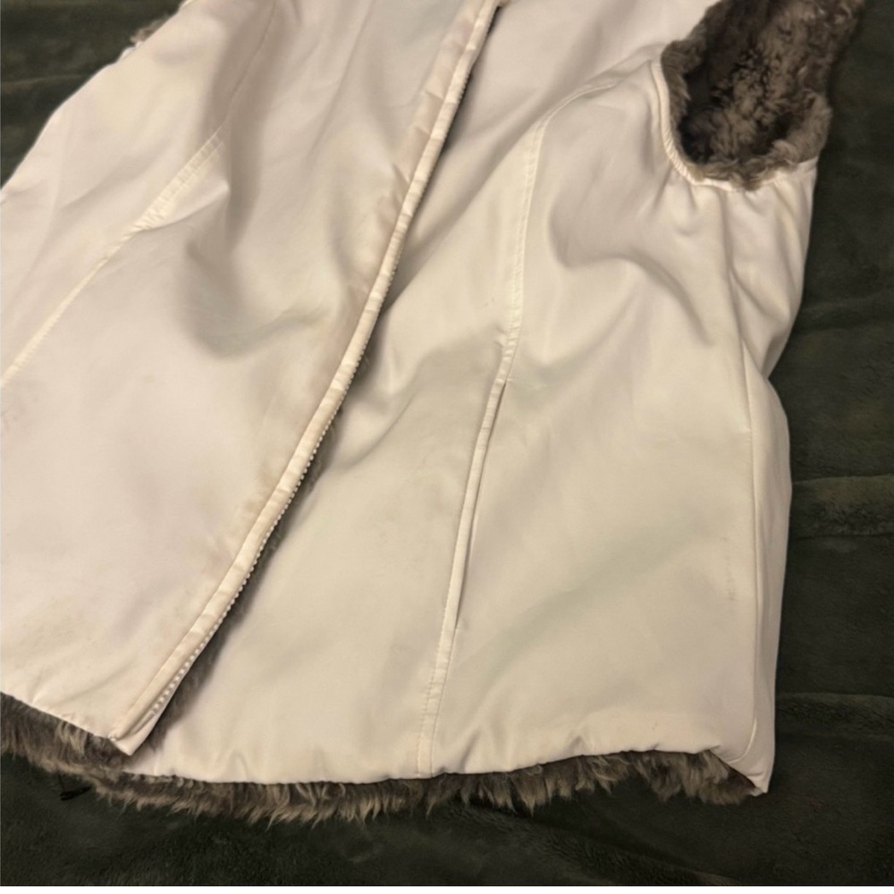 Chic Women's Faux Fur Vest in Gray with zipper - Picture 11 of 12